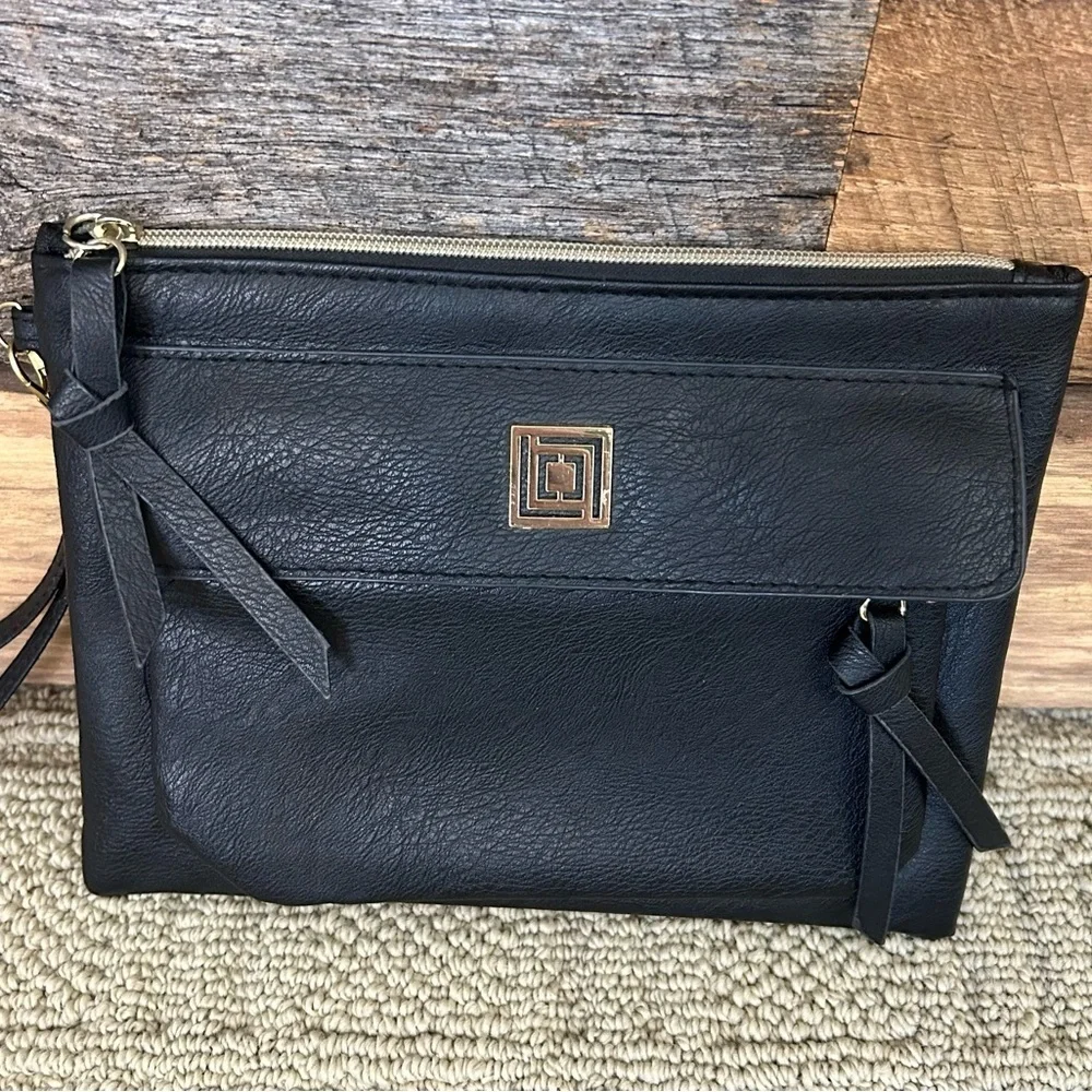 Liz Claiborne Black Charging Wrislet Clutch w/ built in power bank - Picture 3 of 9